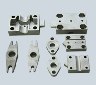 ����T����